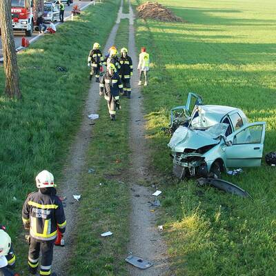Verkehrsunfall mit Menschenrettung auf der B16 