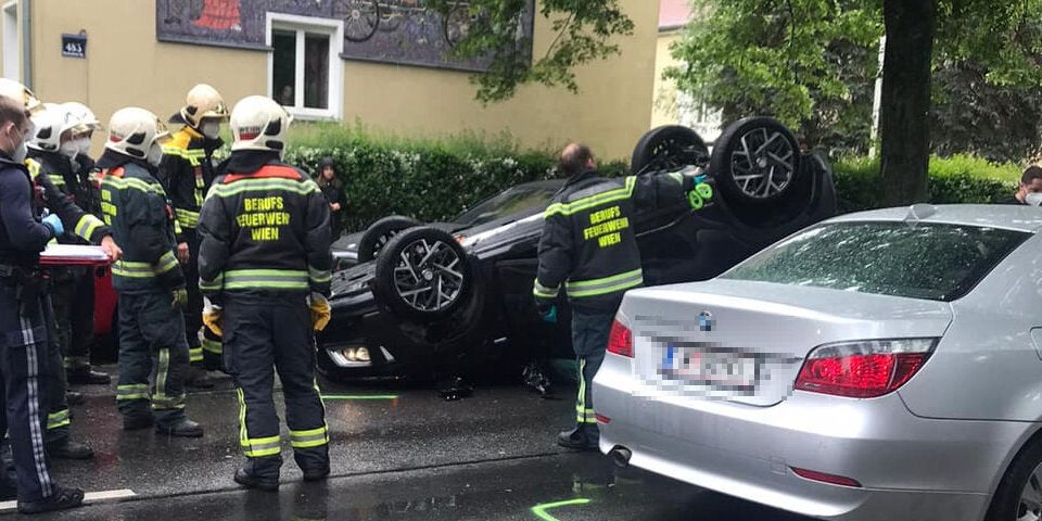 Auto überschlägt sich bei Unfall in Wien: Zwei Verletzte