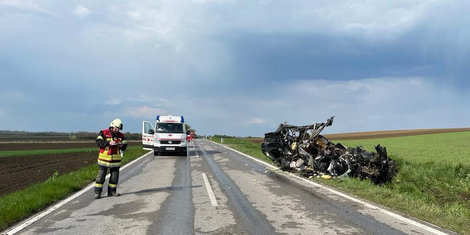Auto prallt gegen Klein-Lkw - Lenker (36) tot