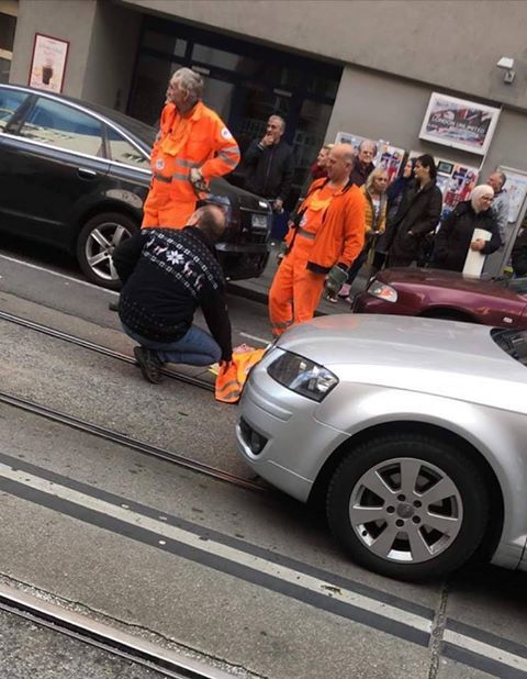 Auto überfährt Fußgänger mitten in Wien