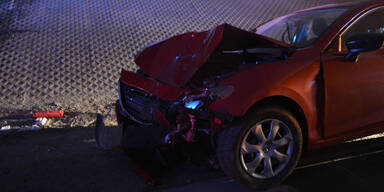 Pkw stürzt von Ladefläche und löst Horror-Unfall aus