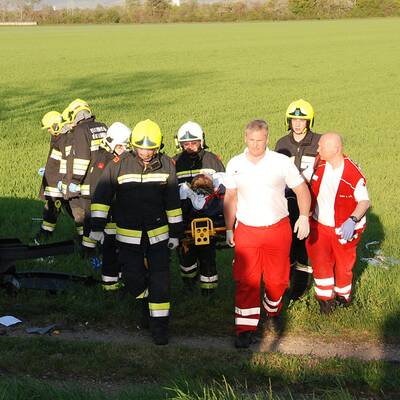 Verkehrsunfall mit Menschenrettung auf der B16 
