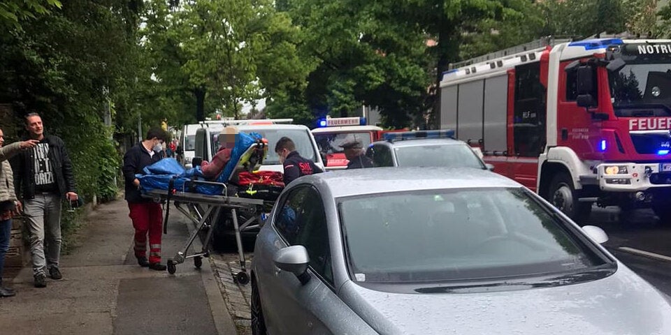 Auto überschlägt sich bei Unfall in Wien: Zwei Verletzte