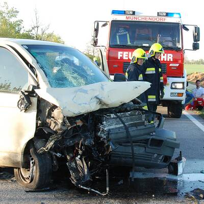 Verkehrsunfall mit Menschenrettung auf der B16 