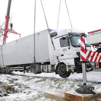 Im dichten Nebel rammte ein Lkw ein Polizei-Auto