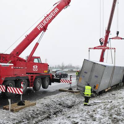 Im dichten Nebel rammte ein Lkw ein Polizei-Auto