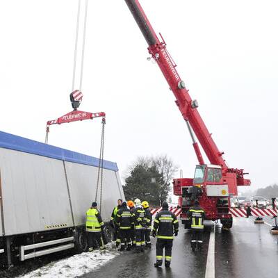 Im dichten Nebel rammte ein Lkw ein Polizei-Auto