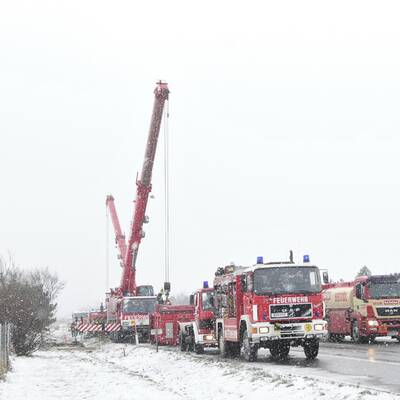 Im dichten Nebel rammte ein Lkw ein Polizei-Auto