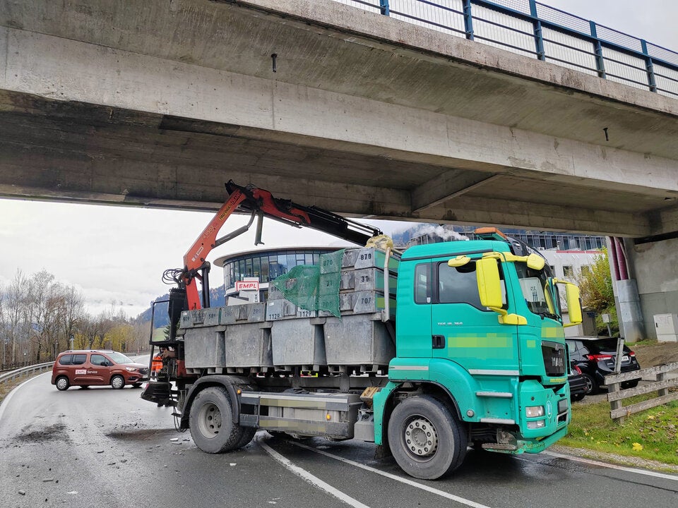 LKw unter Brücke