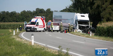Ober&ouml;sterreicherin (18) kracht frontal in LKW - tot