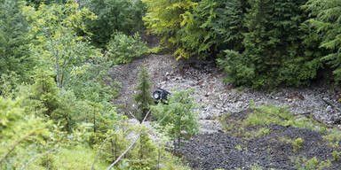 Frau mit Pkw 120 Meter abgestürzt: Tot