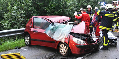 Auto in OÖ bei Unfall aufgeschlitzt