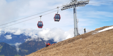 Gleitschirmpilotin prallte in Tirol gegen Seilbahn-Gondel - tot