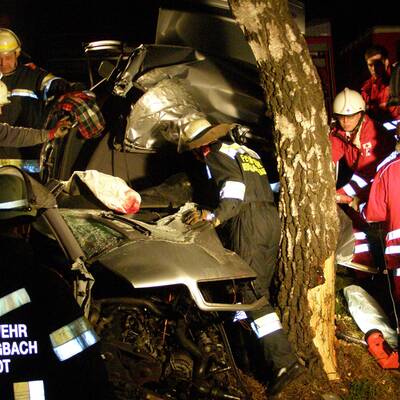 Der 19-Jährige Fahrer geriet ins Schleudern und prallte gegen einen Baum. 