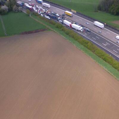 Etwa 50 Fahrzeuge rasten ineinander. 11 Menschen wurden verletzt.