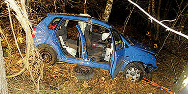 Lenker lag 4 Stunden im Auto: Tochter fand ihn