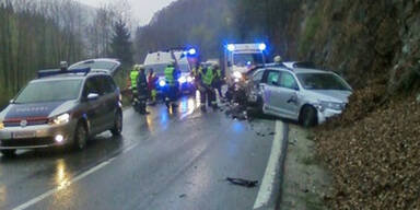 Frau bei Frontal-Crash schwer verletzt