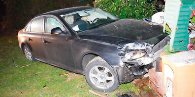 Unfallauto raste durch Zaun in Garten