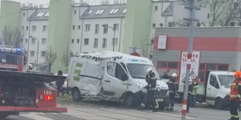 Bim kracht gegen Lieferwagen - ein Verletzter