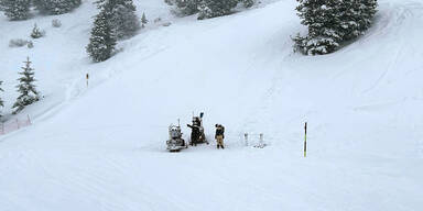 Skifunfall S&ouml;ll, kopf&uuml;ber Tiefschnee