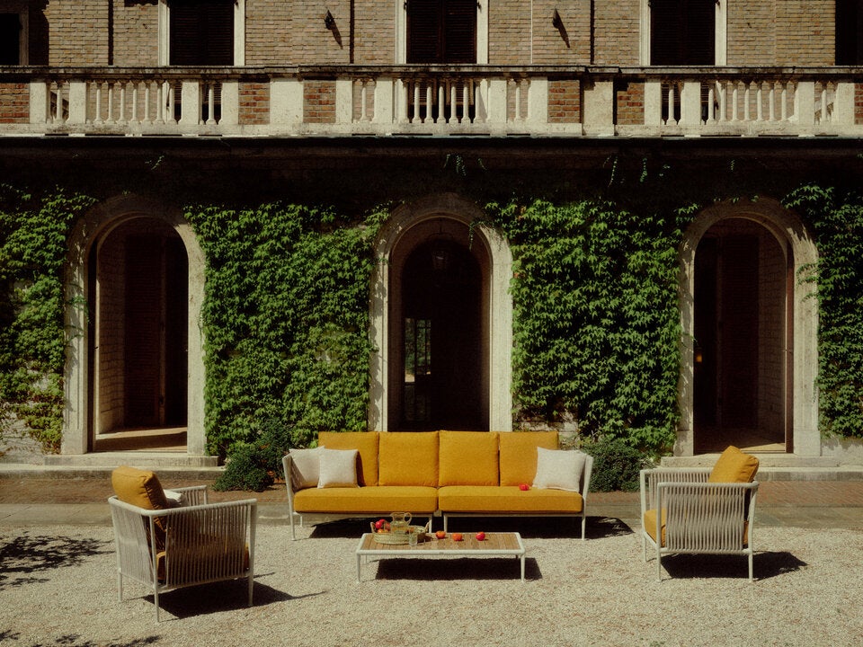 Die Treble-Kollektion beeindruckt durch ihr innovatives Bi-Material-Design, das Leichtigkeit, klare Linien und hohe Funktionalität im Außenbereich miteinander verbindet. Ab 1.808 Euro, unopiu.com