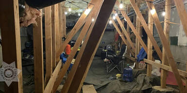 Mit Couch und Konsole: Mann (40) lebt unbemerkt wochenlang unter Haus