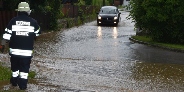 Unwetter legen Bahnstrecken lahm
