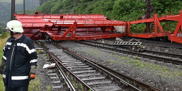 Unwetter legen Bahnstrecken lahm