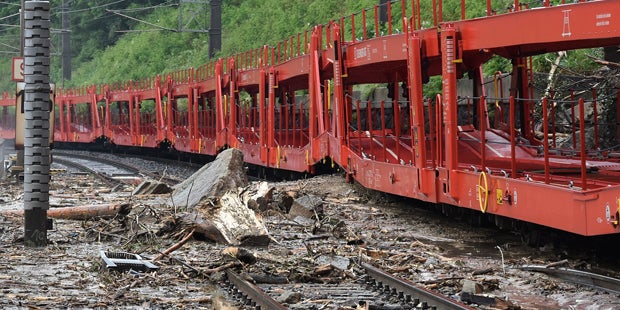 Unwetter legen Bahnstrecken lahm