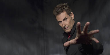 Uri Geller nutzt seine Kr&auml;fte f&uuml;r "Three Lions"