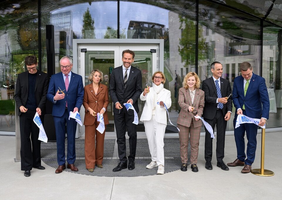 (v.l.n.r.): VISTA-Leiter Christian Bertsch, LH-Stellvertreter Stephan Pernkopf, ISTA-Vizepräsidentin für Wissenschaftsvermittlung Gaia Novarino, ISTA-Präsident Martin Hetzer, Landeshauptfrau Johanna Mikl-Leitner, Bundesministerin Eva-Maria Holzleitner, ISTA Managing Director Georg Schneider und Bürgermeister Christoph Kaufmann