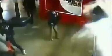 China: Hai-Aquarium in Kaufhaus explodiert