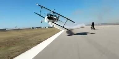 Frau fast von Flugzeug gek&ouml;pft