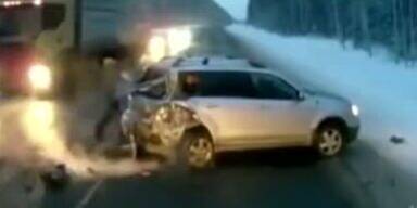 Horror-Unfall: 2-Jährige fällt aus fahrendem Auto