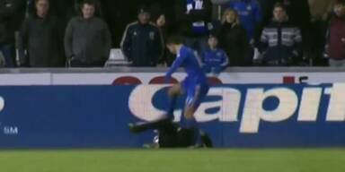 Chelsea-Star Eden Hazard tritt Balljungen