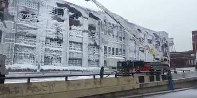 Feuerwehr verwandelt Haus zu Eispalast