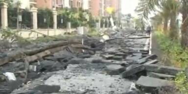 Explosion reißt ganze Straße auseinander