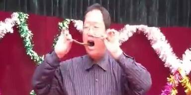 Irre: Chinese zieht sich Schlange durch die Nase
