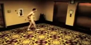 Nackter sperrt sich aus Hotelzimmer aus