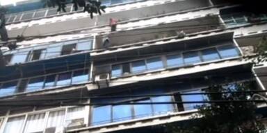 Packende Rettung: Kind hängt hilflos an Balkon