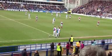Flitzer-Huhn st&uuml;rmt Fu&szlig;ball-Match