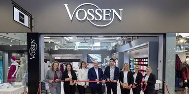 Nicole Mehner (l.), Center Manager Parndorf Fashion Outlet Marco Talasz, GF VOSSEN und Michael Unger, GF VOSSEN (M.)&nbsp; und Sales Teamim neuen Vossen Store