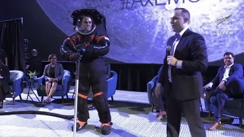 Im Prada-Raumanzug - SO könnte die erste Siedlung auf dem Mond aussehen