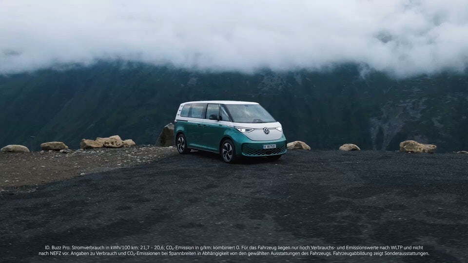 Der VW ID.Buzz in der Seitenansicht – viel Platz für Passagiere und Gepäck. 