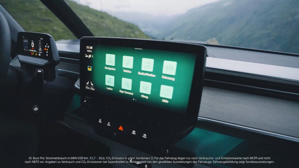Modernes Cockpit mit digitalen Anzeigen im VW ID.Buzz. 