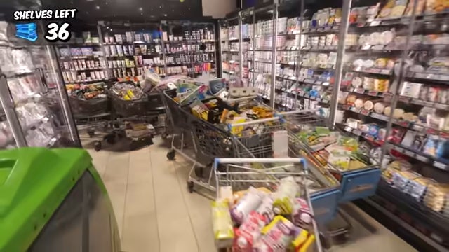 Jeder Einkaufswagen und jede helfende Hand war dabei um die Regale zu leeren.