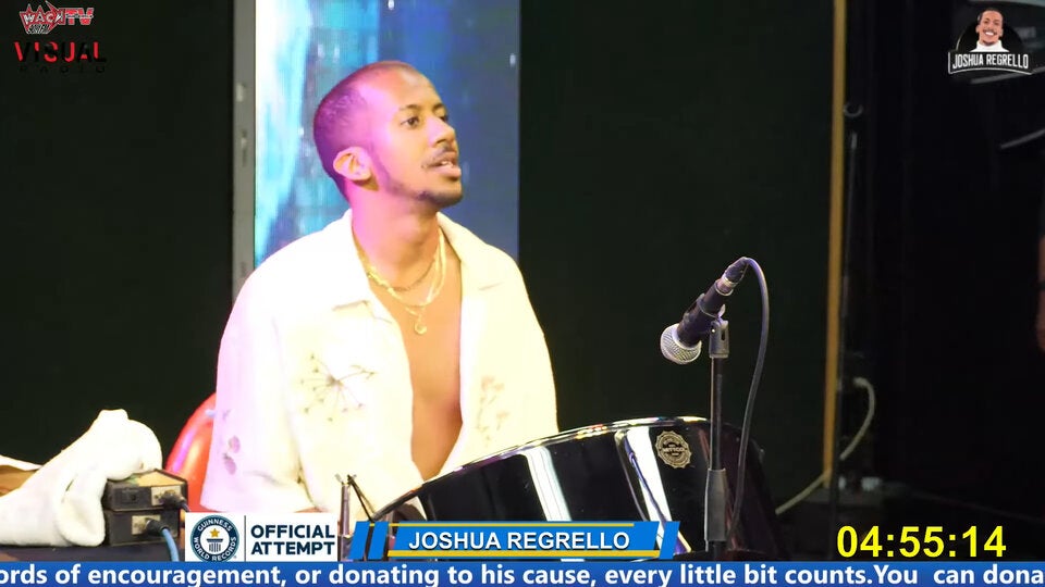 Joshua Regrello während seines 31-stündigen Musikrekords auf dem Steelpan.