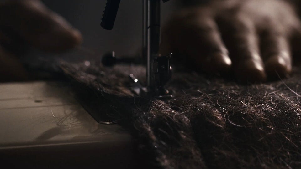 Ein Anzug mit Geschichte: Gefertigt aus gespendetem Schnurrbarthaar, um über Männergesundheit zu sprechen. 