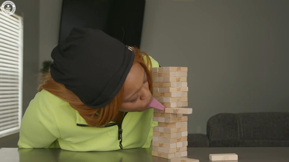 Mit ihrer außergewöhnlichen Zunge kann sie sogar Jenga-Blöcke entfernen.“