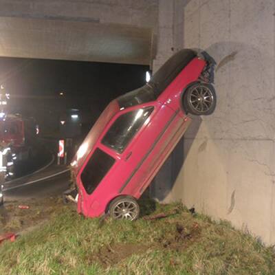 Stehendes Unfallauto